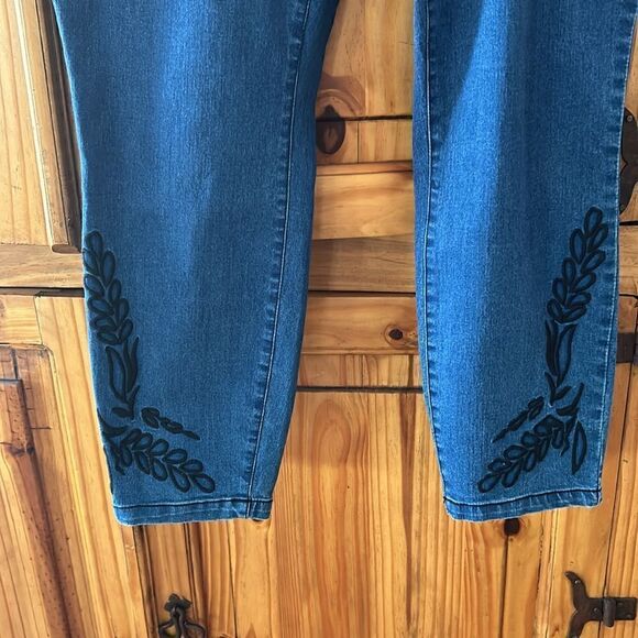 ***** 5 for $25 Venezia Embroidered Leg Cropped Jeans - Picture 2 of 7